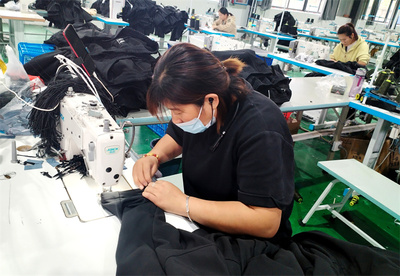 利辛縣永興鎮團力富服飾公司工人正在縫制服裝。利辛縣永興鎮供圖