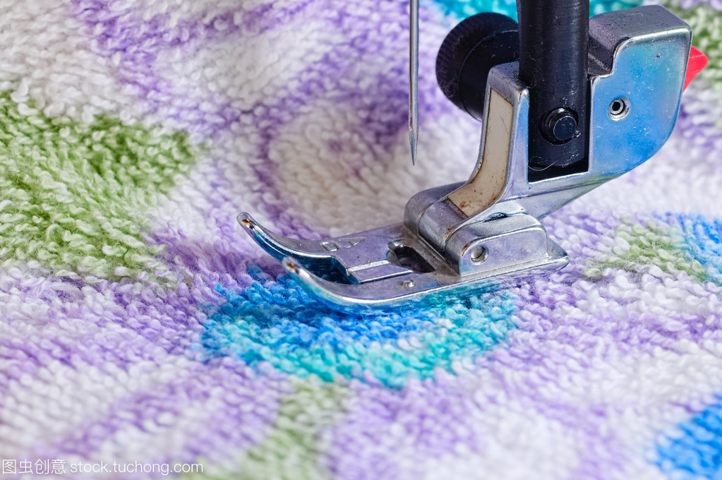 針線交響曲 服飾研發(fā)中縫紉機(jī)針與織物的微觀對話