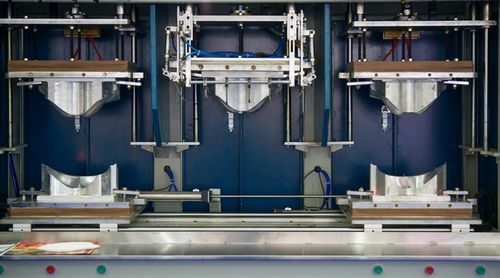 服飾研發紀實 服裝廠生產車間的經濟圖景